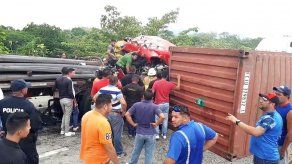 Dos camiones articulados chocan en tramo hacia Autopista Panamá-Colón