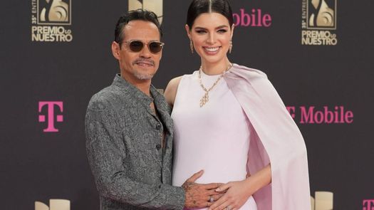 Marc Anthony y Nadia Ferreira en los Premios Lo Nuestro 2023.