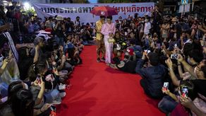 La esposa de Vajiralongkorn, la reina Suthida, viste elegantes vestidos de seda para ocasiones formales y públicas.