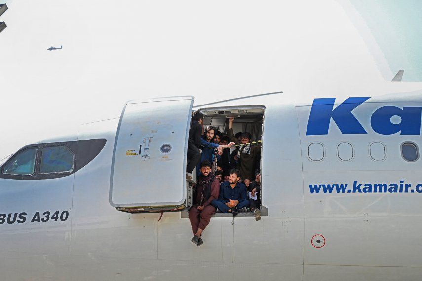 Miles de afganos se trasladaron al aeropuerto de Kabul