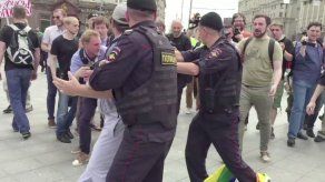 Detienen a líder de movimiento homosexual ruso en fallida marcha orgullo gay