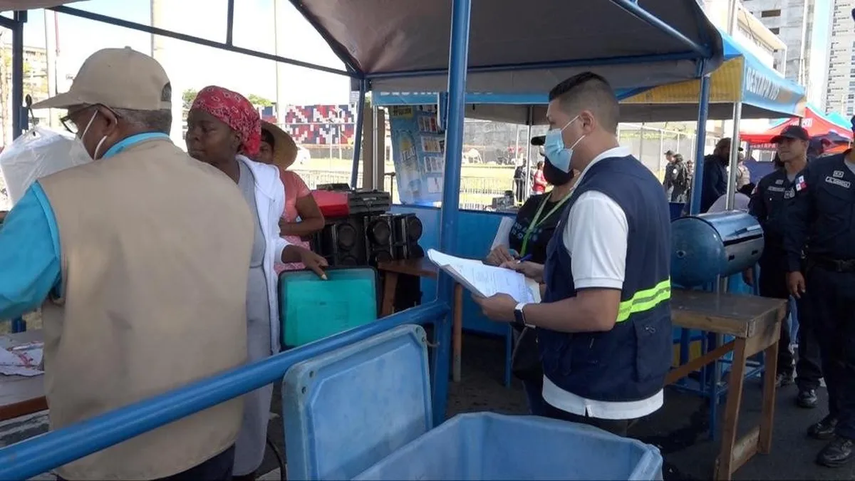 Inspectores del MINSA realizando verificación en puestos de comida durante el Carnaval 2023
