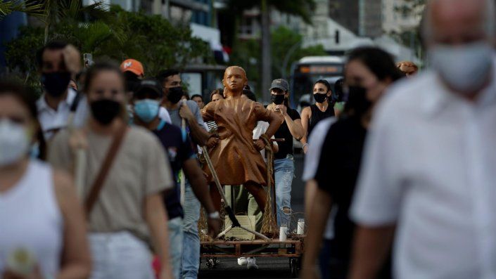 La semana pasada, artistas colocaron dos estatuas de arcilla simulando a niños desafiantes frente a la sede de la Asamblea Nacional, en honor a las víctimas de abusos sexuales a menores en albergues. La semana pasada, artistas colocaron dos estatuas de arcilla simulando a niños desafiantes frente a la sede de la Asamblea Nacional, en honor a las víctimas de abusos sexuales a menores en albergues.