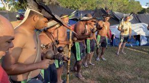 Indígenas acampan en Brasilia contra Bolsonaro: La Amazonía no puede morir