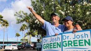 Aiona es hijo de un portugués-hawaiano y una inmigrante china de primera generación.