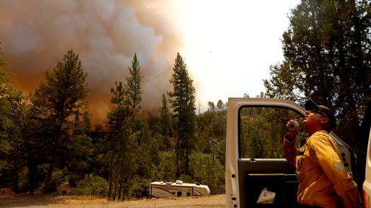 Al oeste un incendio forestal denominado Oak fue declarado el viernes en el condado de Mariposa, cerca del parque nacional de Yosemite.