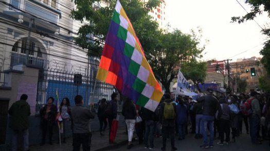 Manifestación en apoyo a Kirchner en embajada argentina en La Paz