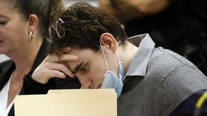 Nikolas Cruz, se muestra en la mesa de la defensa durante una audiencia justo antes de que el jurado reanudara las deliberaciones en la fase de penalización de su juicio.