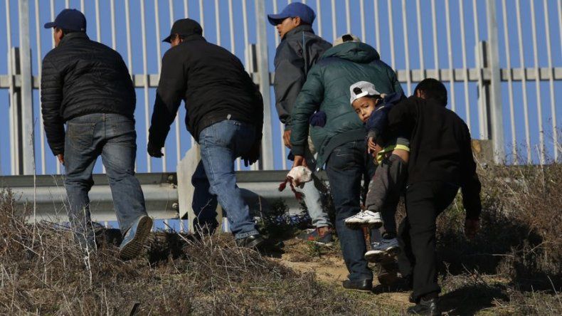 EEUU: Trasladan a migrantes de Texas a California