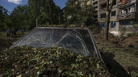 Rusia apretó su arremetida contra Ucrania el sábado, con reportes de bajas civiles en varias áreas del país.