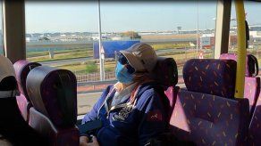 Pasajeros duermen en autobús sin destino en Hong Kong