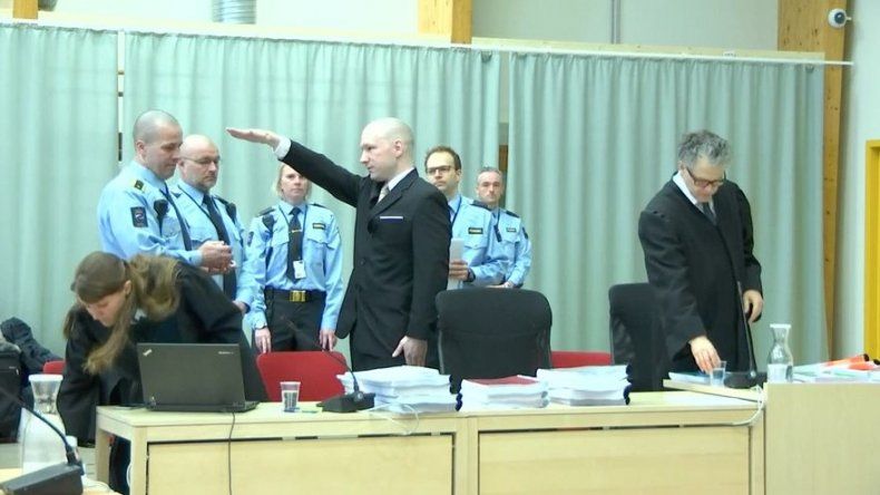 Asesino noruego Breivik hace el saludo nazi en juicio sobre condiciones de detención