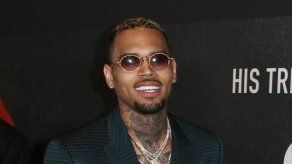 Ojalá los atropelle un autobús lleno de enfermos mentales: Chris Brown a Chvrches