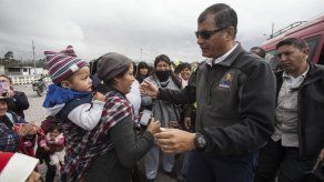 Ecuador lanza inusual llamado a no ir de compras en masa a Colombia