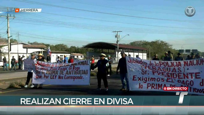 Jubilados de la Policía Nacional en Divisa realizan cierre