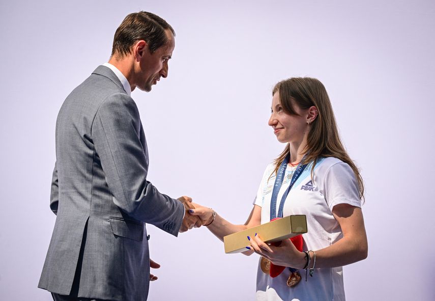 La gimnasta rumana Ana Barbosu recibió este viernes en Bucarest su medalla de bronce de la prueba individual de suelo de los Juegos de París. La gimnasta rumana Ana Barbosu recibió este viernes en Bucarest su medalla de bronce de la prueba individual de suelo de los Juegos de París.