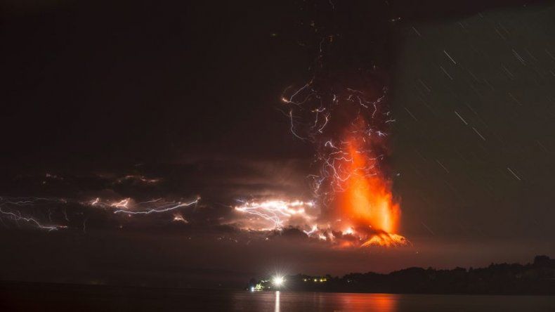Violentas erupciones en volcán Calbuco ponen en vilo al sur de Chile y Argentina
