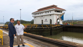 Senador estadounidense Ted Cruz, en el Canal de Panamá.