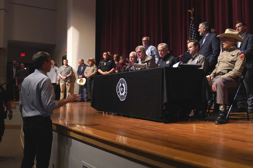 El gobernador de Texas rechazó repetidamente las sugerencias sobre la necesidad de legislación más estricta sobre armas en el estado
