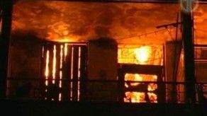 Incendio consume caserón en Colón y deja tres víctimas
