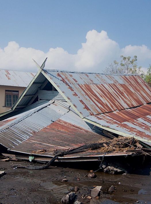 Terremoto de magnitud 7,7 en Indonesia deja casi 50 muertos y 2,000 evacuados.