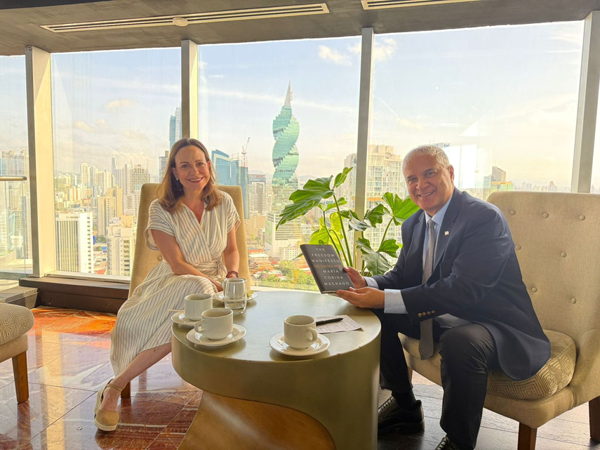 María Corina Machado sostiene encuentro con el embajador de Israel en Panamá.