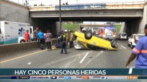 Cinco heridos tras choque y vuelco en la vía Domingo Díaz