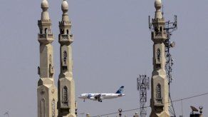 Vuelo de EgyptAir retoma su ruta tras aviso de bomba falso