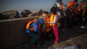 Grecia traslada a migrantes de frontera Macedonia