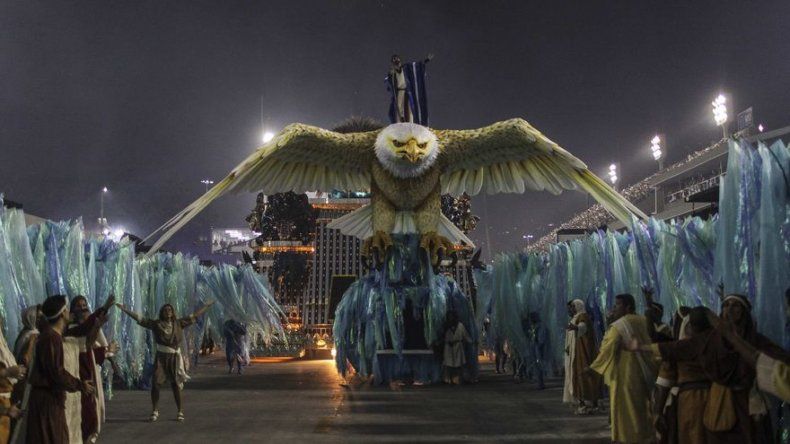 Un desfile con paracaidistas, dron y hombre volador acapara aplausos en Río