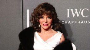 Joan Collins saluda a todos sus fans chocándoles el puño