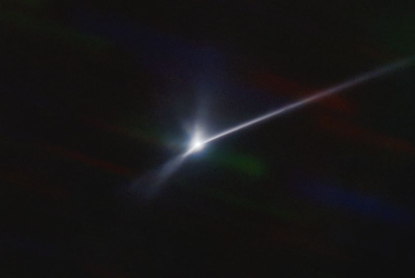 La imagen muestra una cola similar a la de un cometa con una longitud de 10.000 kilómetros.