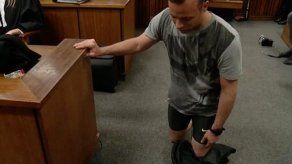 Pistorius camina sobre sus muñones en su vista de sentencia