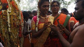 Las transexuales se engalanan y rezan por la llegada de la lluvia en la India