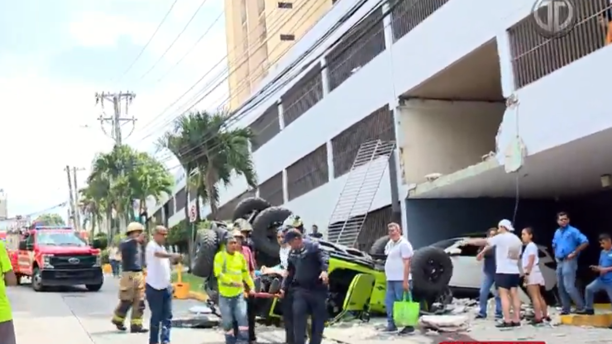 Rescatan a hombre que cayó con su auto desde un edificio 