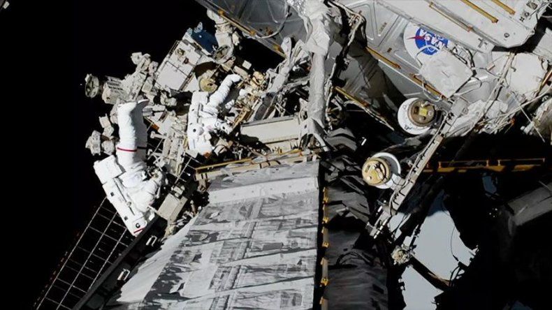 Primera salida espacial de dos mujeres, felicitadas por Donald Trump