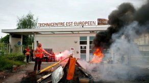 Ferrocarrileros franceses ocupan edificio en protesta