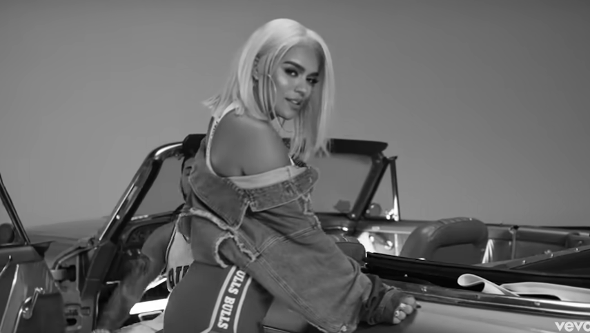 Karol G junto a Anuel en el video "Culpables".