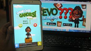 Evo Morales cuenta votos en el aire en un juego para teléfonos móviles