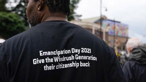 El escándalo recibe su nombre por la Generación Windrush de inmigrantes que llegaron a Gran Bretaña en respuesta a un llamamiento del gobierno para que personas de todo el Imperio Británico ayudaran a reconstruir el país tras la Segunda Guerra Mundial.