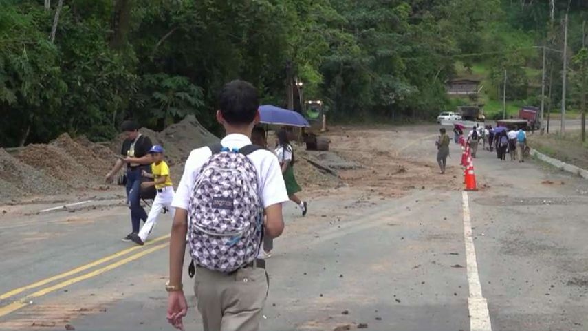 Hundimiento en la carretera Boyd Roosevelt obliga a caminar largas distancias en Colón.