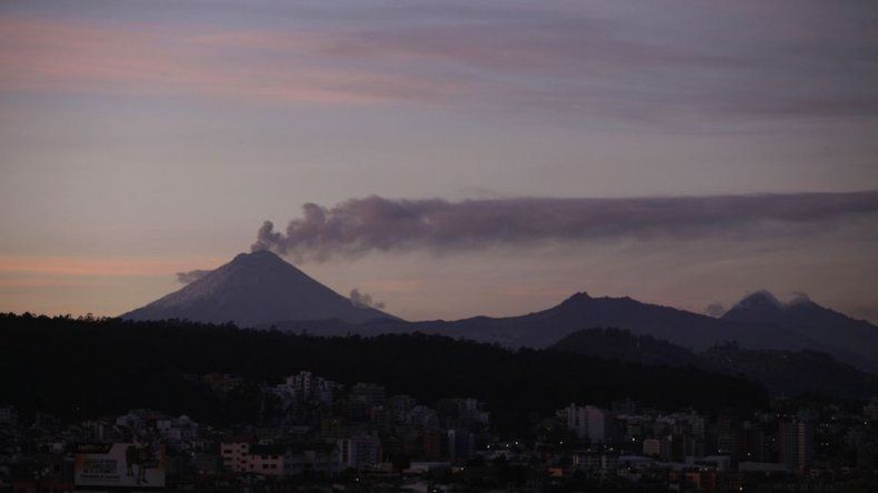 Ecuador: Volcán Cotopaxi expulsa gases y vapor