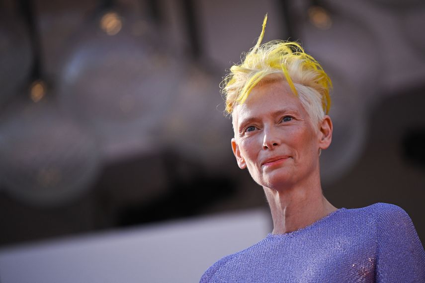 Tilda Swinton presenta sus respetos a la reina Isabel II