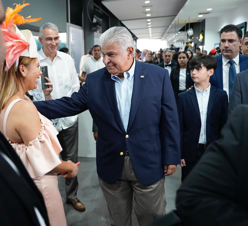 Presidente José Raúl Mulino asiste al Clásico Presidente de la República.