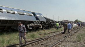Mueren 5 personas al descarrilar un tren en Egipto