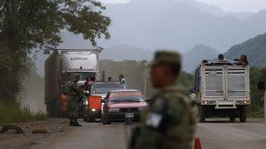 Hallan a 791 migrantes en cuatro camiones en México