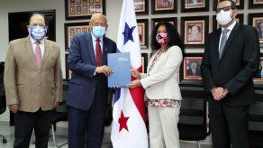 El contrato&nbsp; fue suscrito entre el titular del MEF, Héctor Alexander, en representación de Panamá, y Rocío Medina, representante del BID