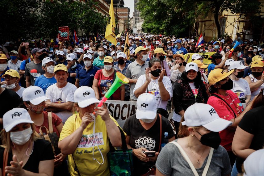 Docentes protestan para exigir al Gobierno un aumento salarial