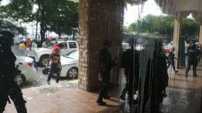 Tratan de impedir a huevazos denuncias de corrupción contra Lenín Moreno