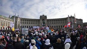 Los manifestantes se reúnen durante un mitin organizado por el Partido de la Libertad de extrema derecha de Austria, contra las medidas tomadas para frenar la pandemia del coronavirus.